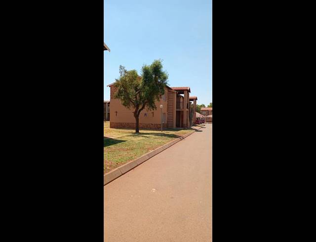 2 BEDROOM HOUSE FOR SALE IN PROTEA GLEN